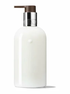 Naiset-Molton Brown Delicious Rhubarb & Rose Hand Lotion -käsivoide 300 ml