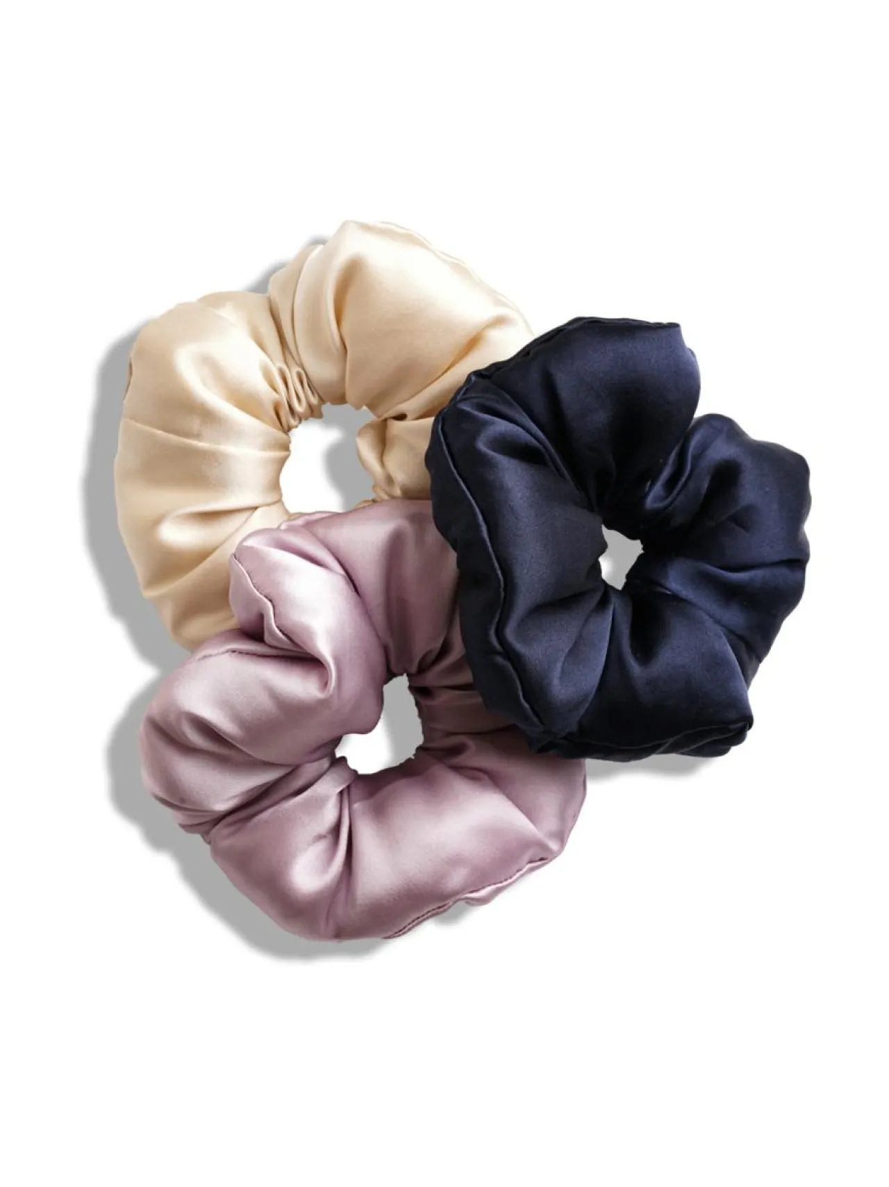 Hiustarvikkeet-Upcycle with Jing Oversized Pillow Scrunchie -hiusdonitsi - VAALEANPUNAINEN